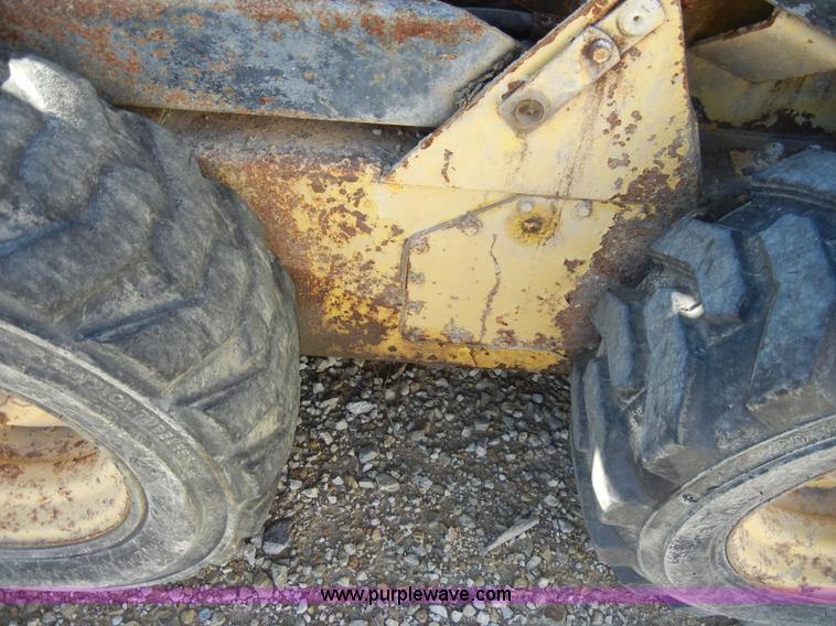 image for item H9222 1984 New Holland L555 skid steer