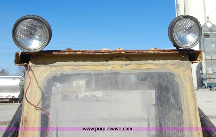 image for item H9222 1984 New Holland L555 skid steer