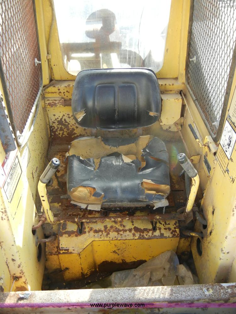 image for item H9222 1984 New Holland L555 skid steer