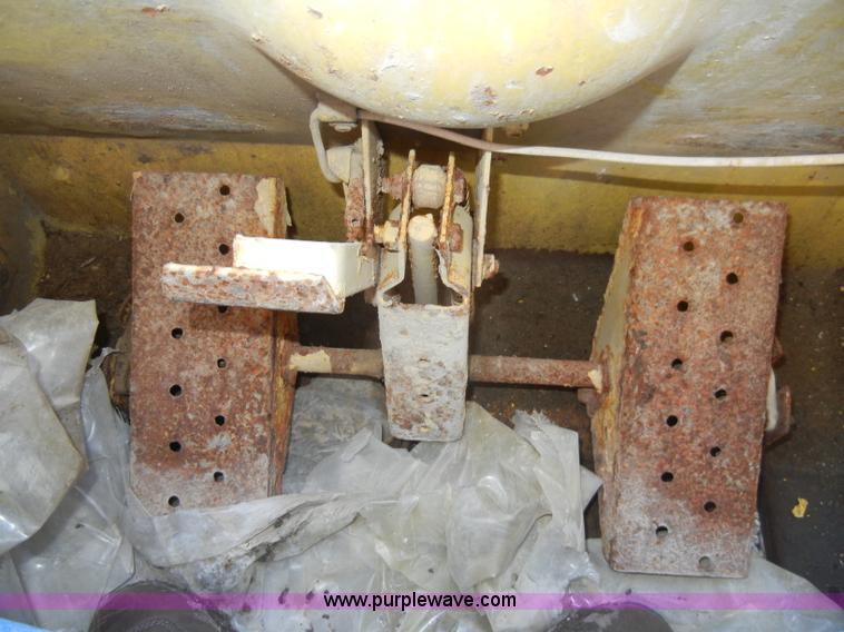 image for item H9222 1984 New Holland L555 skid steer