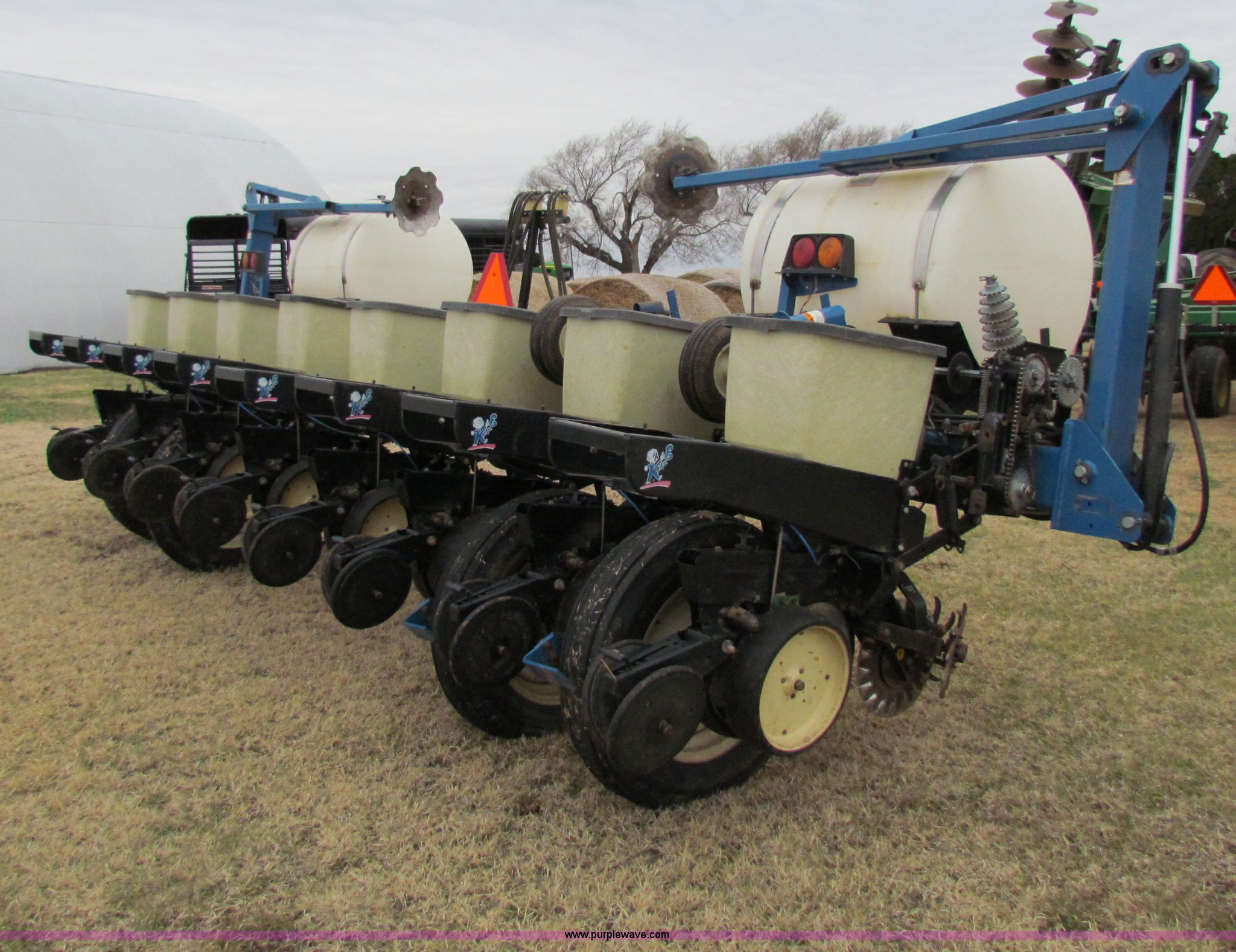 Kinze 2000 eight row planter in Blackwell, OK Item B7039 sold