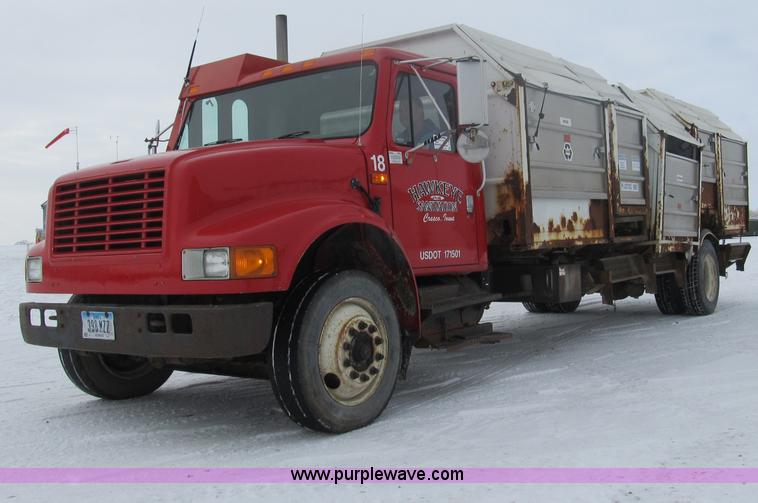 image for item A8036 1993 International S4700 recycle truck