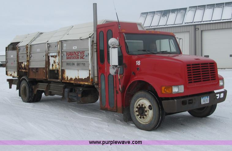 image for item A8036 1993 International S4700 recycle truck