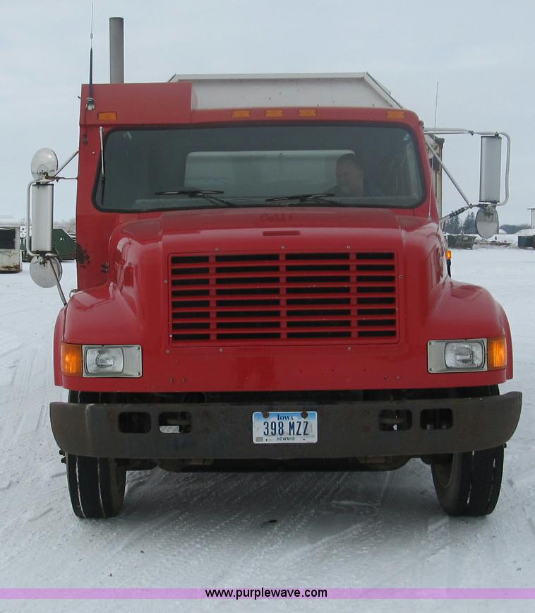 image for item A8036 1993 International S4700 recycle truck