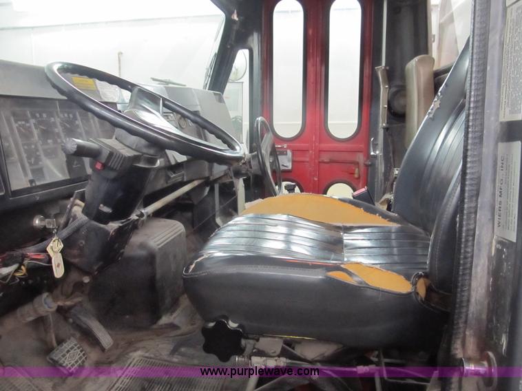 image for item A8036 1993 International S4700 recycle truck