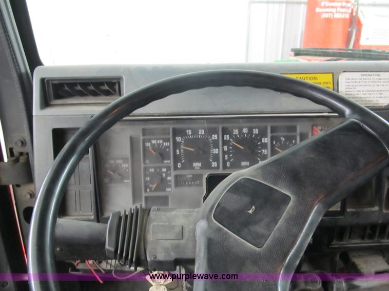 image for item A8036 1993 International S4700 recycle truck