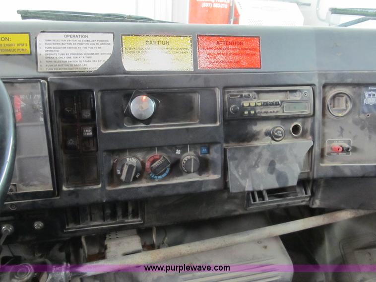 image for item A8036 1993 International S4700 recycle truck