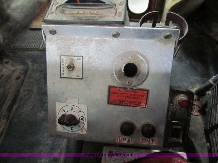 image for item A8036 1993 International S4700 recycle truck