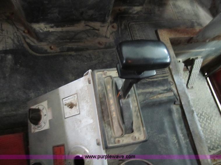 image for item A8036 1993 International S4700 recycle truck