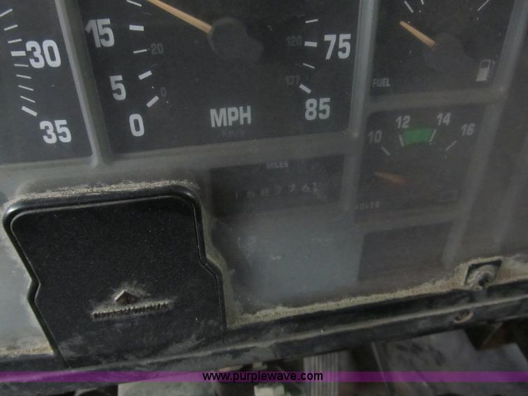 image for item A8036 1993 International S4700 recycle truck