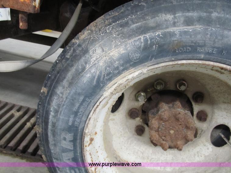 image for item A8036 1993 International S4700 recycle truck