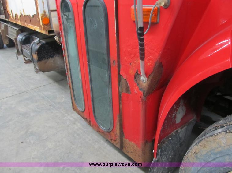 image for item A8036 1993 International S4700 recycle truck