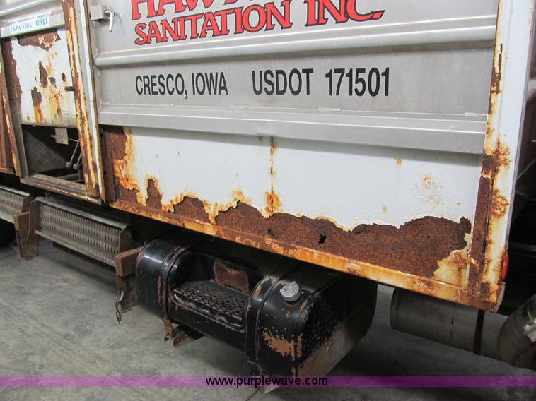 image for item A8036 1993 International S4700 recycle truck