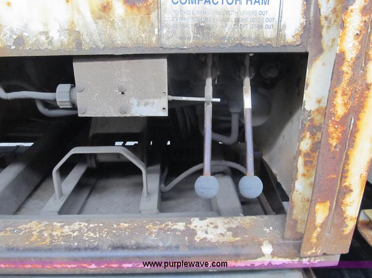 image for item A8036 1993 International S4700 recycle truck