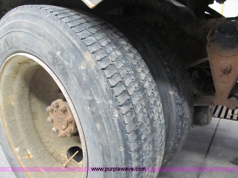 image for item A8036 1993 International S4700 recycle truck