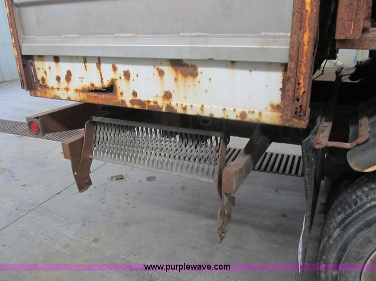 image for item A8036 1993 International S4700 recycle truck