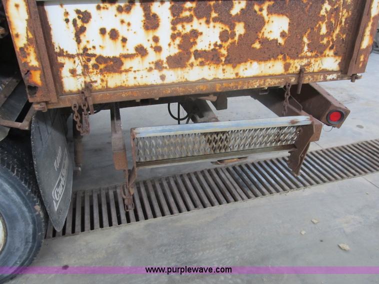 image for item A8036 1993 International S4700 recycle truck