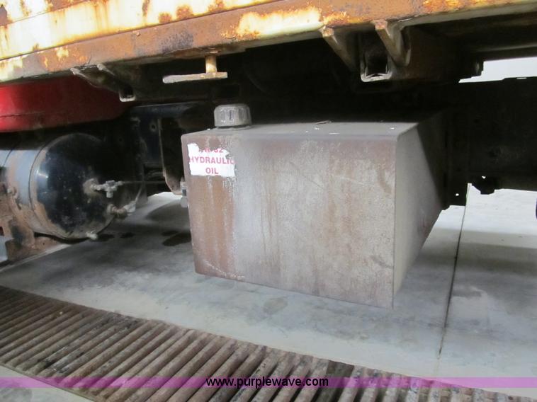 image for item A8036 1993 International S4700 recycle truck