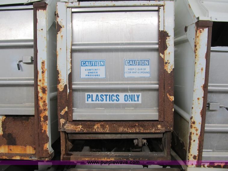 image for item A8036 1993 International S4700 recycle truck