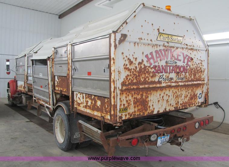 image for item A8036 1993 International S4700 recycle truck