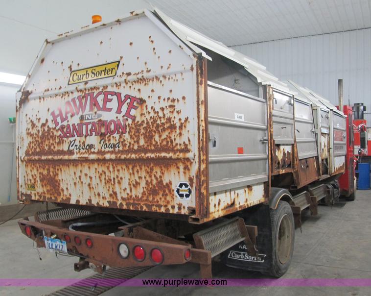 image for item A8036 1993 International S4700 recycle truck