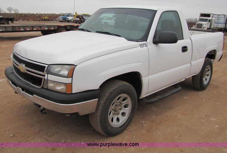 image for item B2156 2006 Chevrolet Silverado 1500 pickup truck