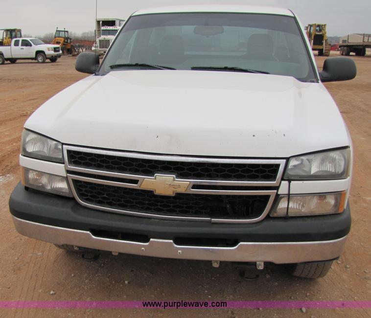 image for item B2156 2006 Chevrolet Silverado 1500 pickup truck