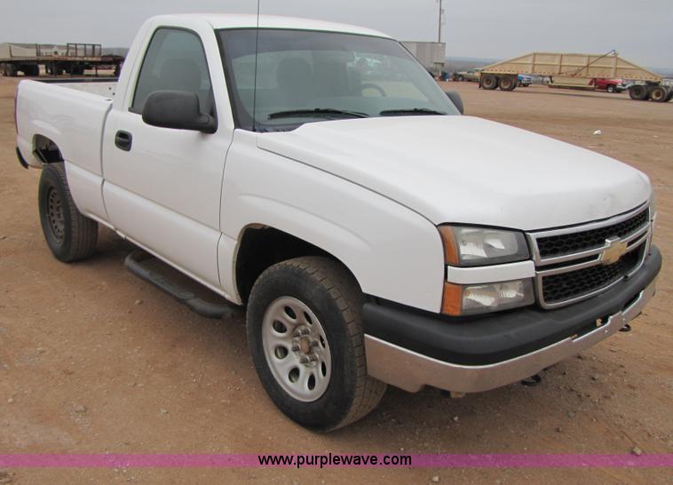 image for item B2156 2006 Chevrolet Silverado 1500 pickup truck