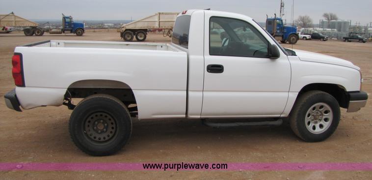 image for item B2156 2006 Chevrolet Silverado 1500 pickup truck