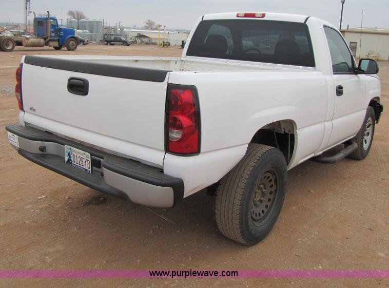 image for item B2156 2006 Chevrolet Silverado 1500 pickup truck