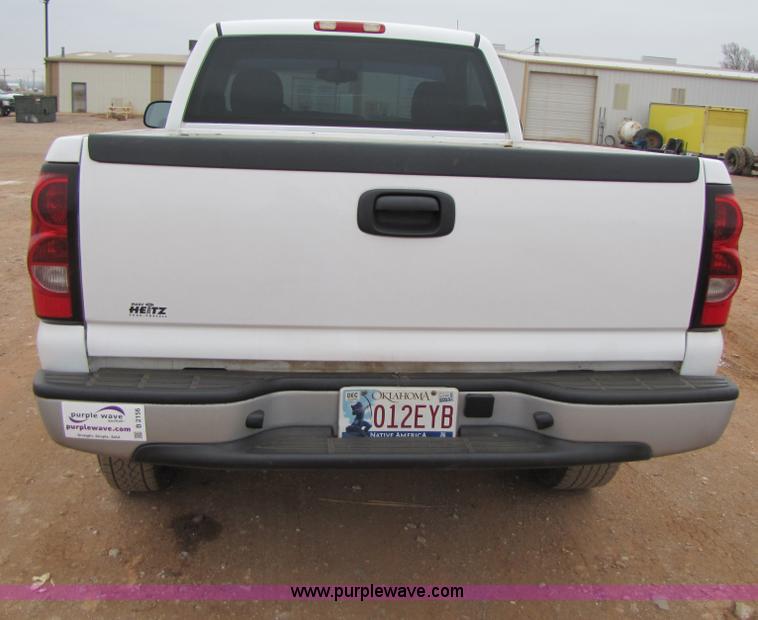image for item B2156 2006 Chevrolet Silverado 1500 pickup truck