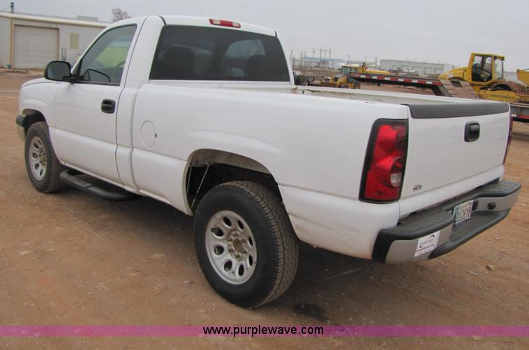 image for item B2156 2006 Chevrolet Silverado 1500 pickup truck