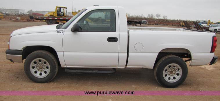 image for item B2156 2006 Chevrolet Silverado 1500 pickup truck