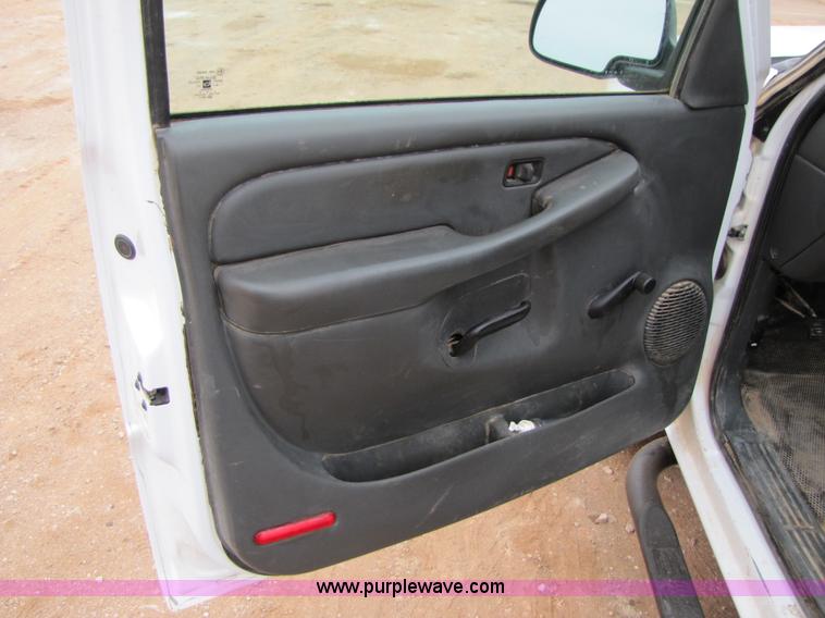 image for item B2156 2006 Chevrolet Silverado 1500 pickup truck