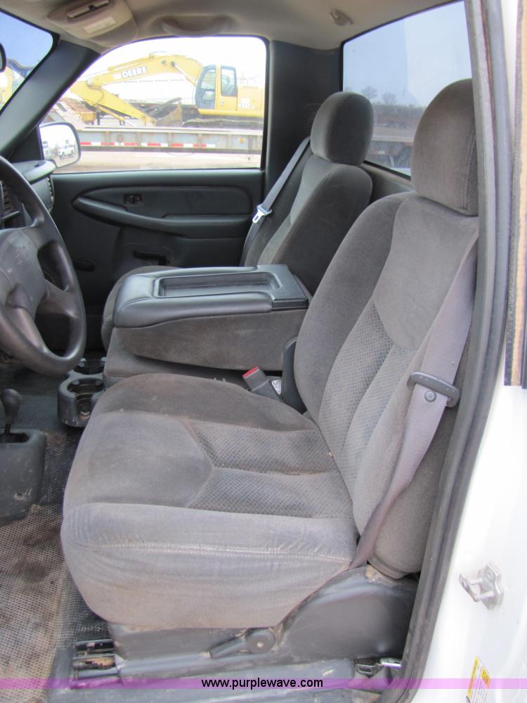 image for item B2156 2006 Chevrolet Silverado 1500 pickup truck