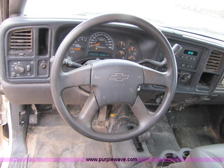 image for item B2156 2006 Chevrolet Silverado 1500 pickup truck