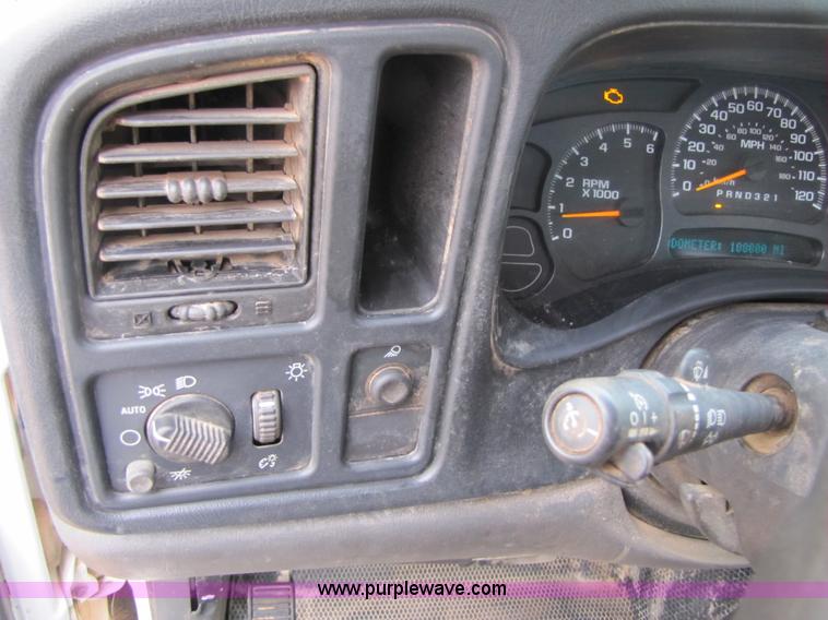 image for item B2156 2006 Chevrolet Silverado 1500 pickup truck