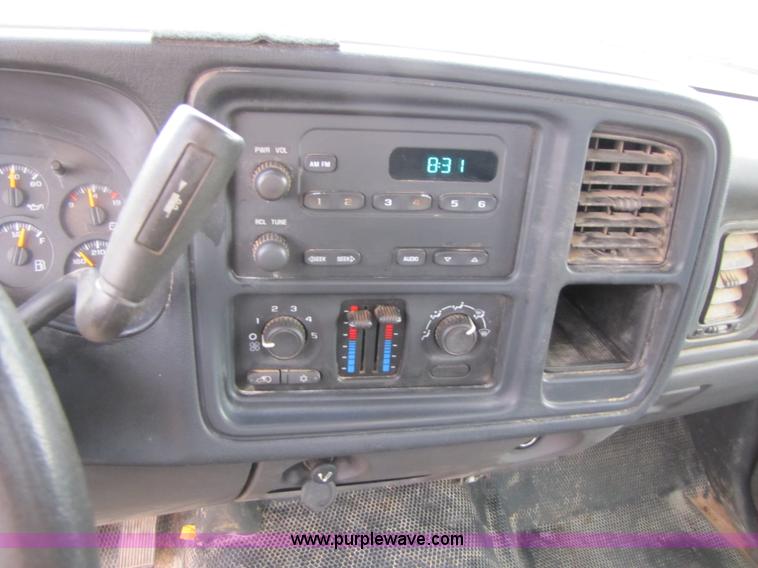 image for item B2156 2006 Chevrolet Silverado 1500 pickup truck