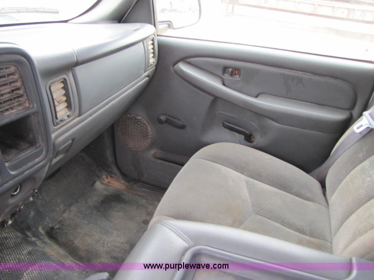 image for item B2156 2006 Chevrolet Silverado 1500 pickup truck