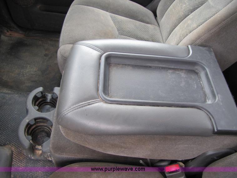 image for item B2156 2006 Chevrolet Silverado 1500 pickup truck