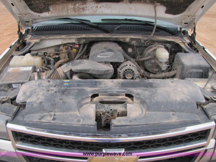 image for item B2156 2006 Chevrolet Silverado 1500 pickup truck