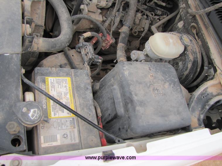 image for item B2156 2006 Chevrolet Silverado 1500 pickup truck