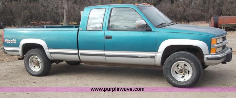image for item B5074 1994 Chevrolet K2500 extended cab pickup truck
