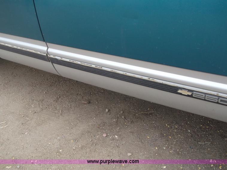 image for item B5074 1994 Chevrolet K2500 extended cab pickup truck