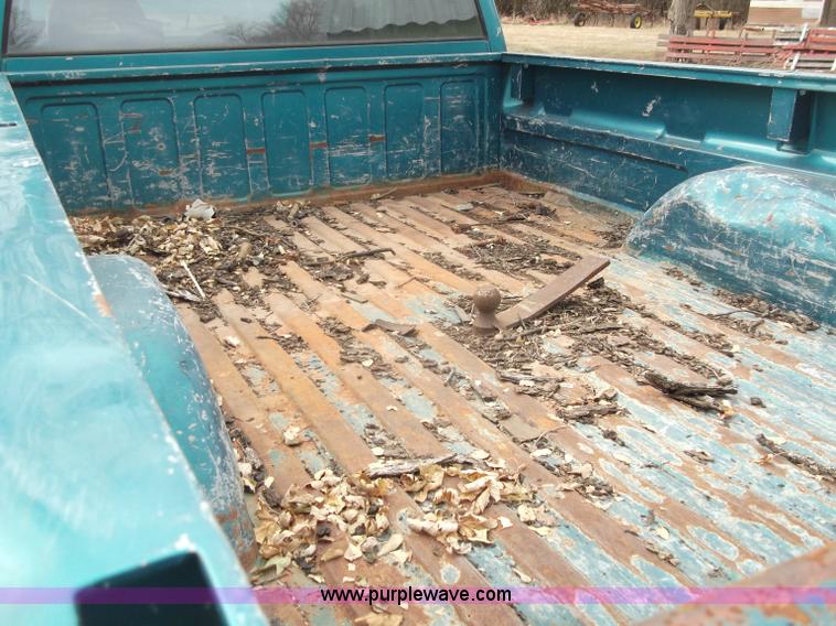 image for item B5074 1994 Chevrolet K2500 extended cab pickup truck