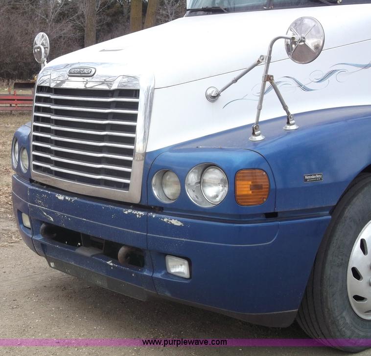 image for item B5076 2004 Freightliner ST120 semi truck