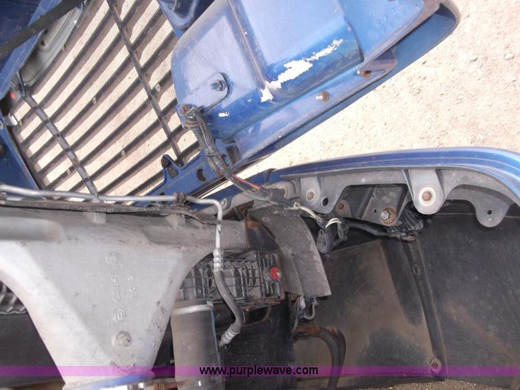 image for item B5076 2004 Freightliner ST120 semi truck