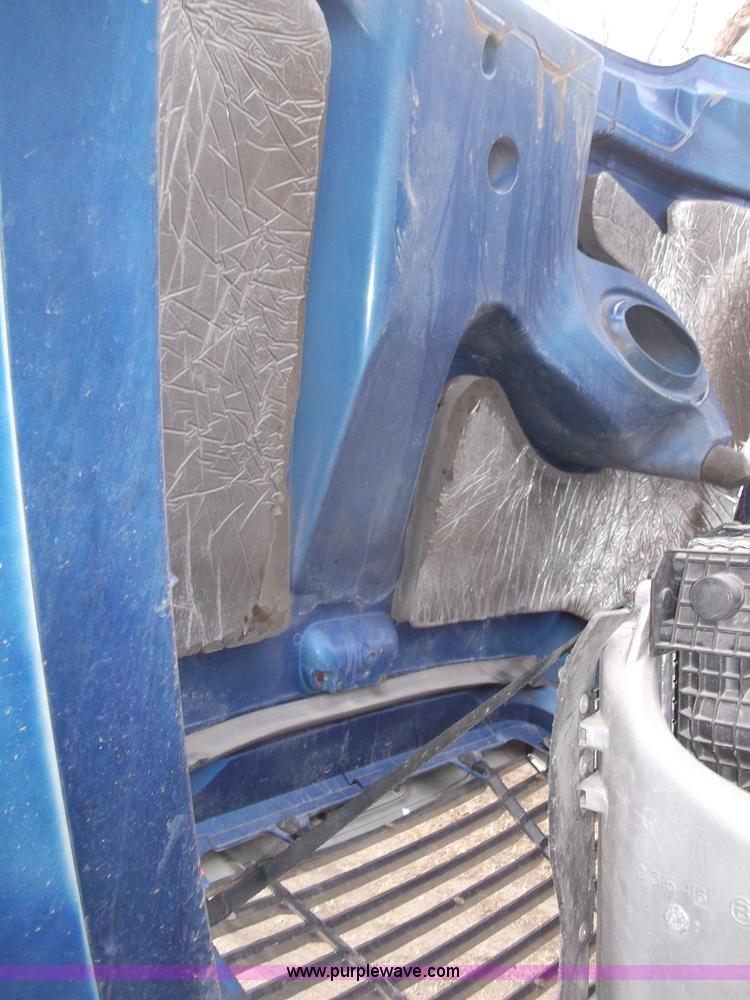 image for item B5076 2004 Freightliner ST120 semi truck