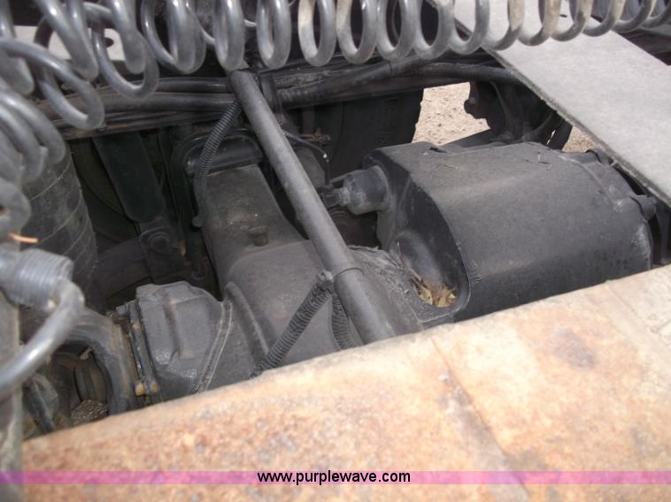 image for item B5076 2004 Freightliner ST120 semi truck