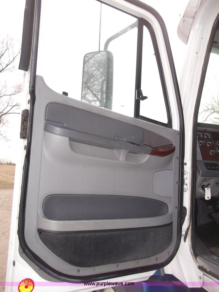 image for item B5076 2004 Freightliner ST120 semi truck